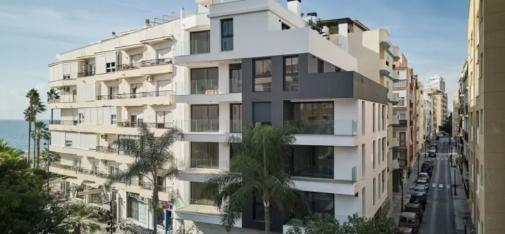 Sale of middle floor apartment in Estepona 0
