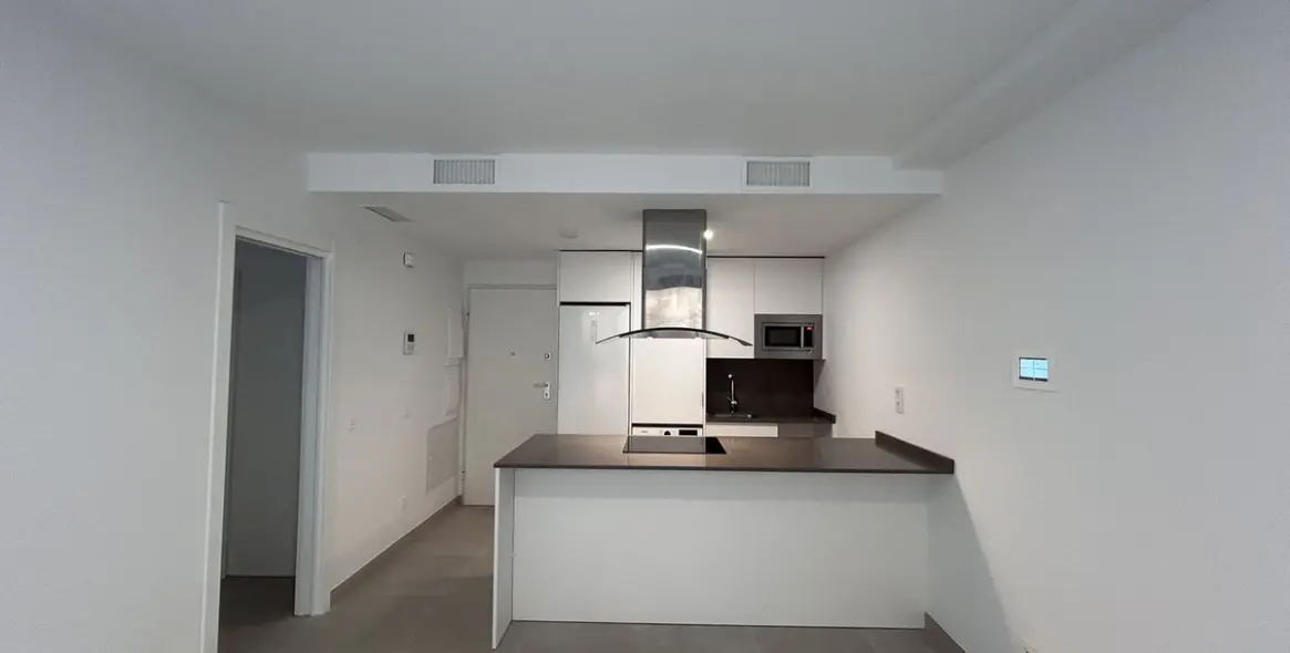 Sale of middle floor apartment in Estepona 2