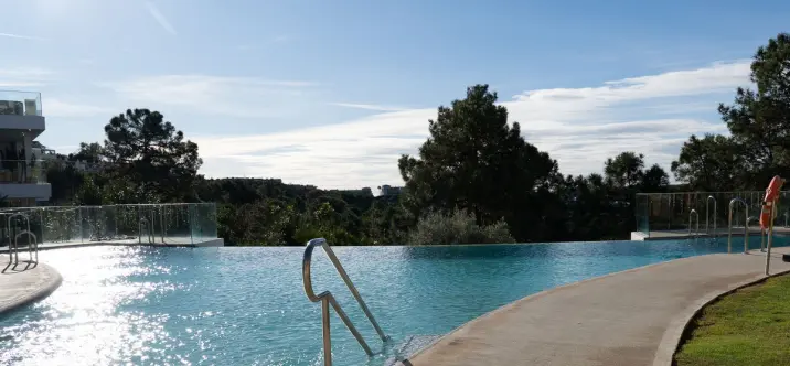 Продажа двухуровневого пентхауса в Estepona 0