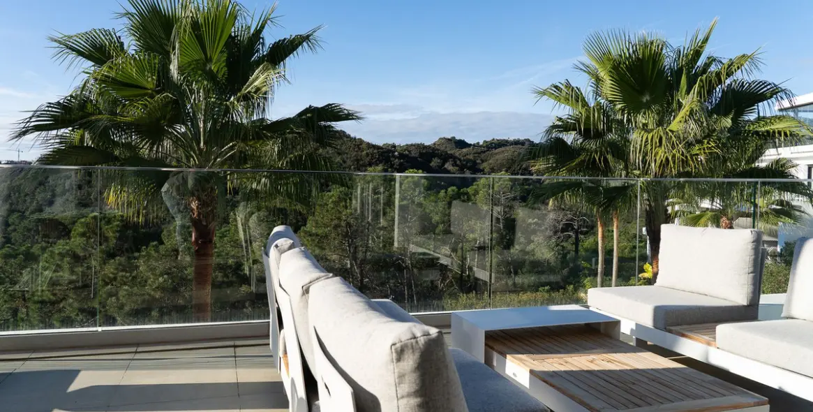 Sale of penthouse duplex in Estepona 2
