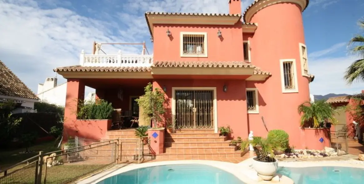 Продажа  отдельно стоящей виллы в Las Chapas 1