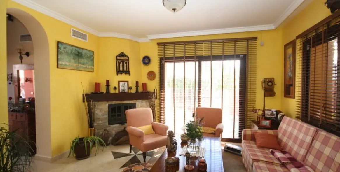 Продажа  отдельно стоящей виллы в Las Chapas 2