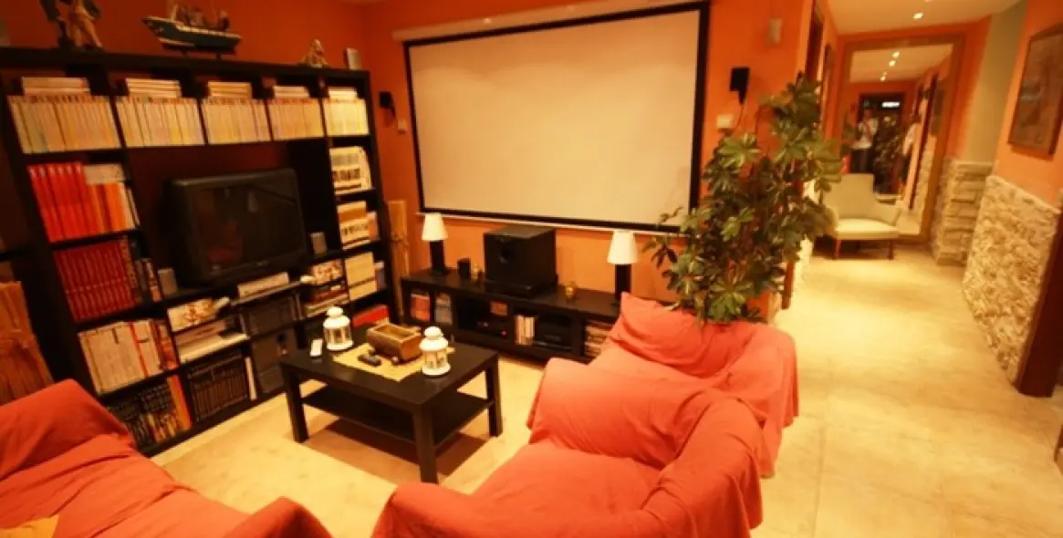 Продажа  отдельно стоящей виллы в Las Chapas 5