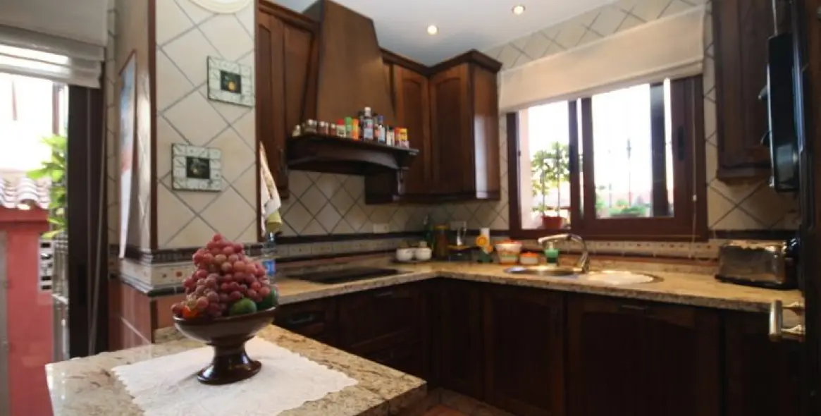 Продажа  отдельно стоящей виллы в Las Chapas 6