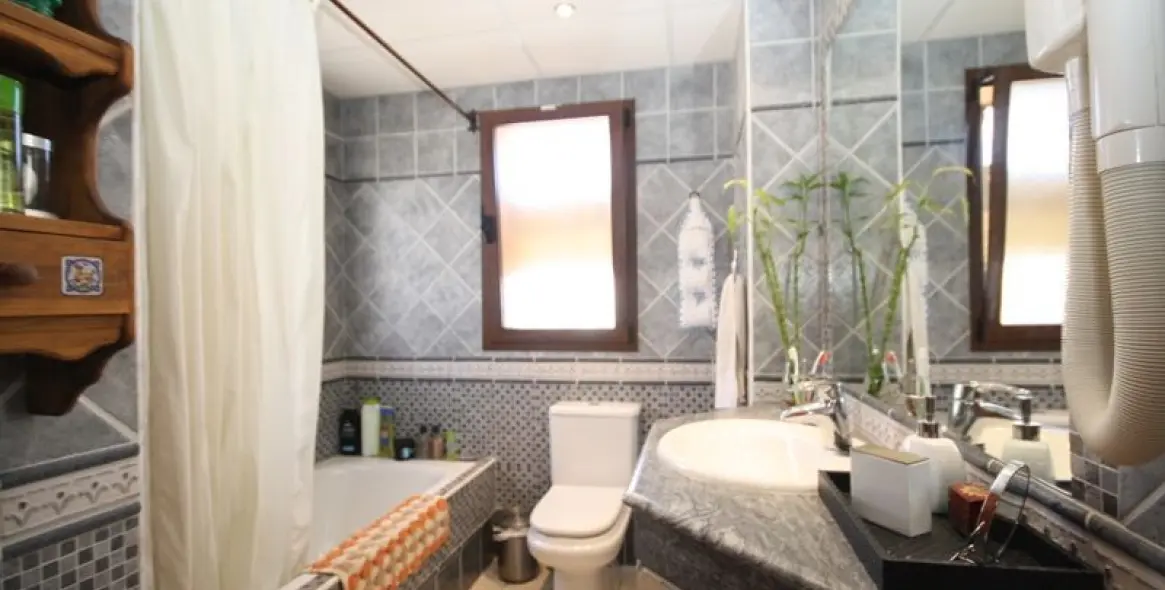 Продажа  отдельно стоящей виллы в Las Chapas 15