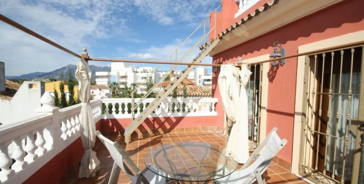 Продажа  отдельно стоящей виллы в Las Chapas 17