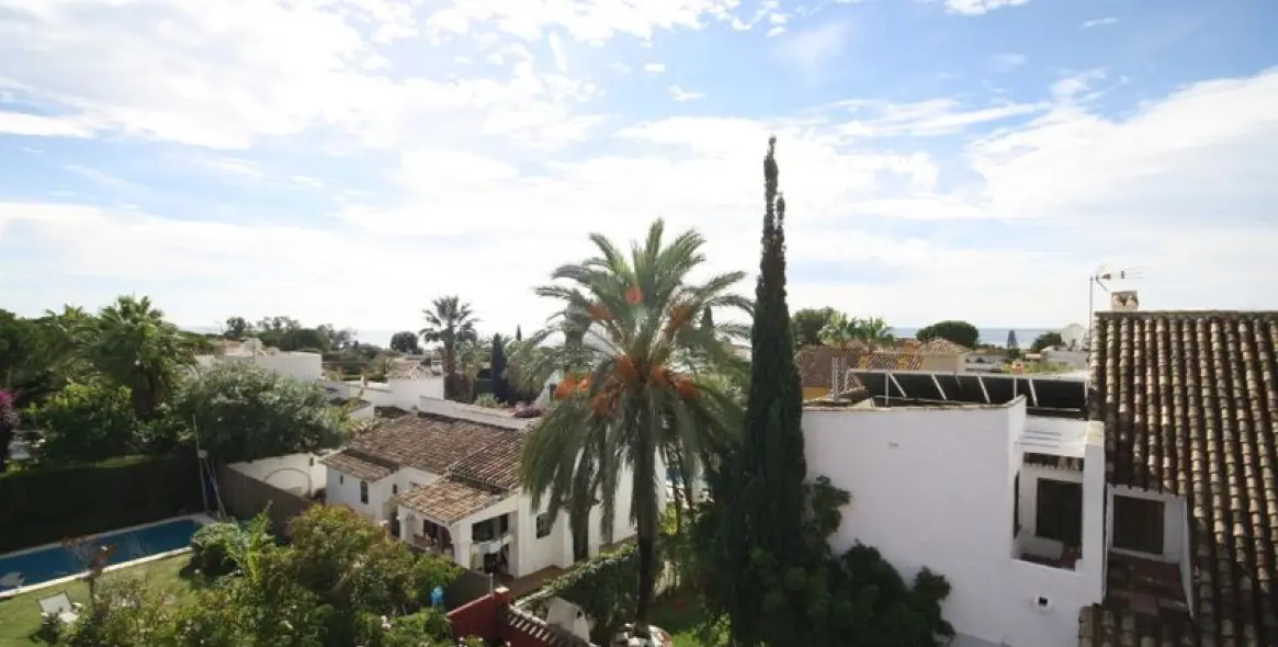 Продажа  отдельно стоящей виллы в Las Chapas 18