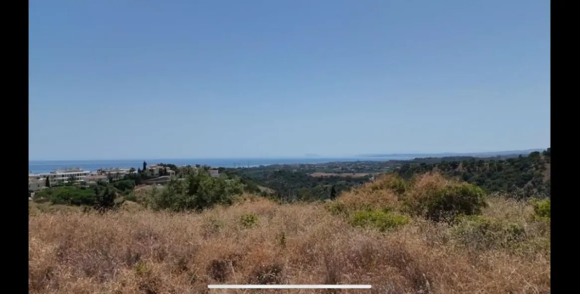 Продажа  жилого участка в Estepona 1