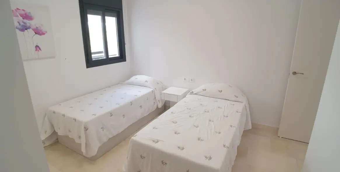 Долгосрочная аренда апартаментов на среднем этаже в Casares Playa 8