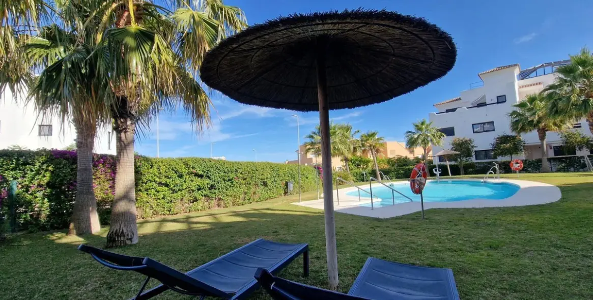 Долгосрочная аренда апартаментов на среднем этаже в Casares Playa 11