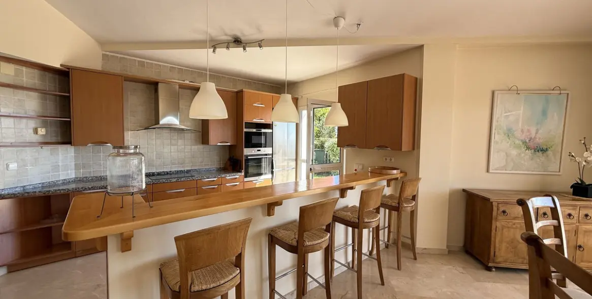 Продажа  отдельно стоящей виллы в Higueron 2