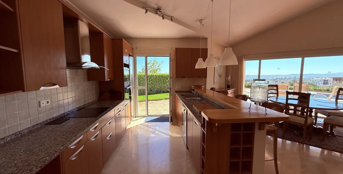 Продажа  отдельно стоящей виллы в Higueron 4