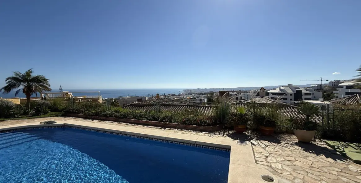 Продажа  отдельно стоящей виллы в Higueron 14