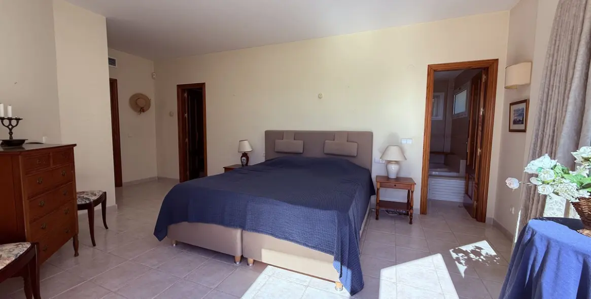 Продажа  отдельно стоящей виллы в Higueron 16