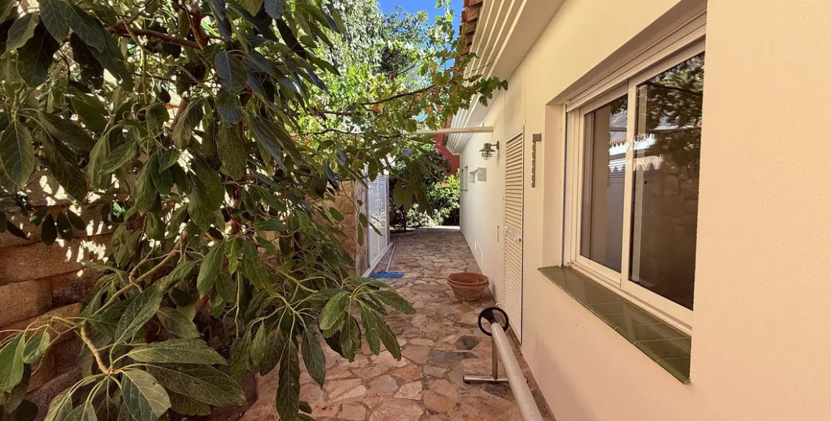 Продажа  отдельно стоящей виллы в Higueron 22