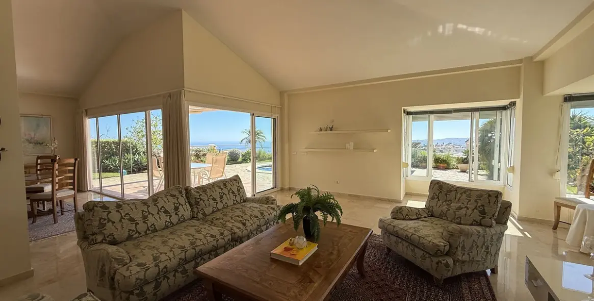 Sale of detached villa in Higueron 6