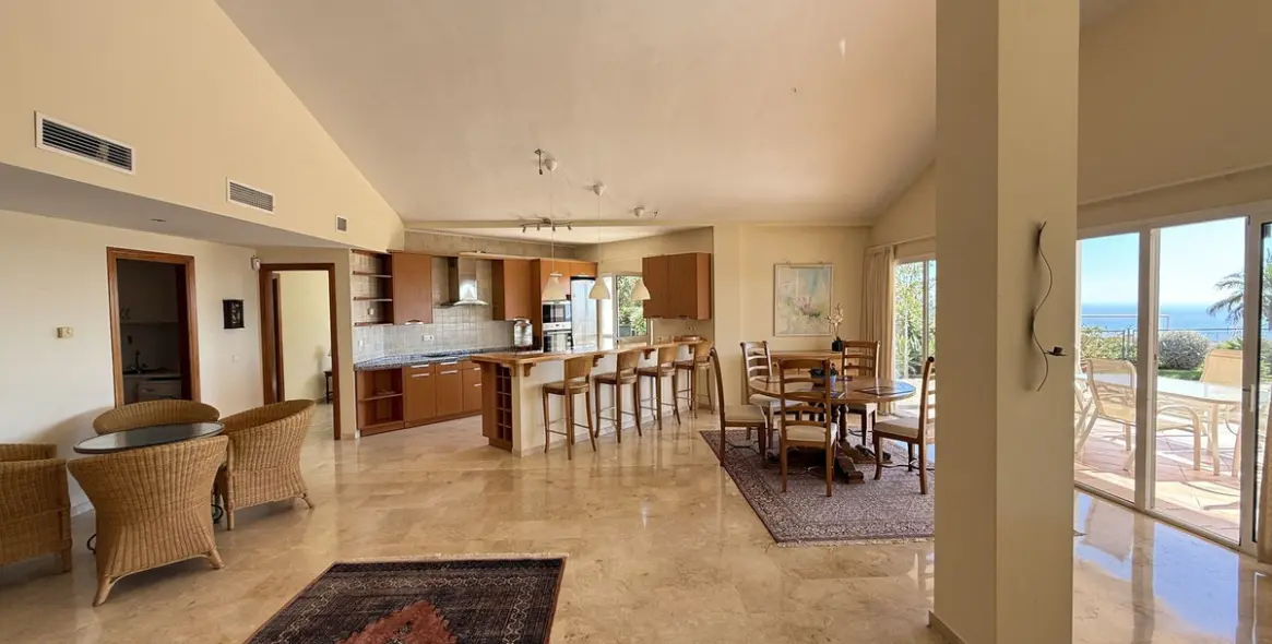 Sale of detached villa in Higueron 8