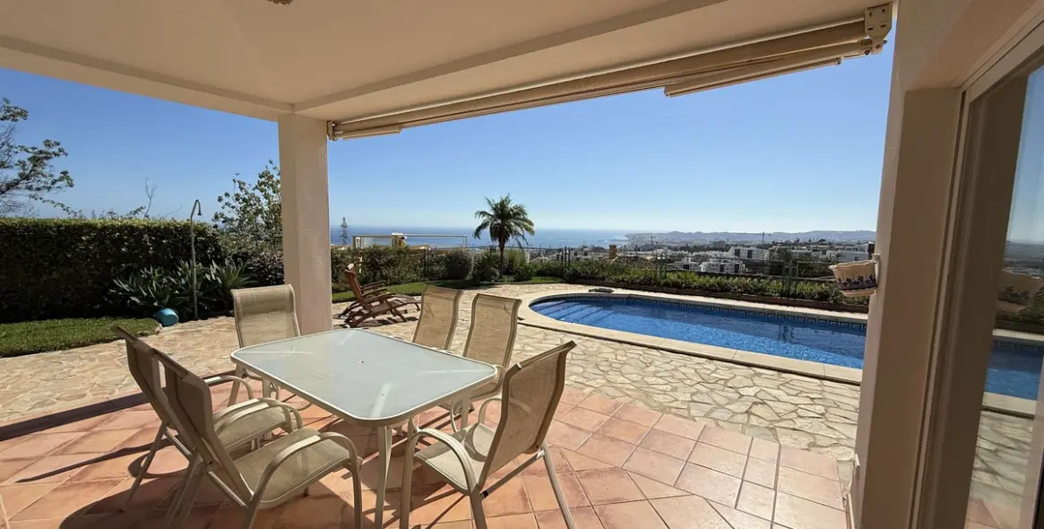 Sale of detached villa in Higueron 12
