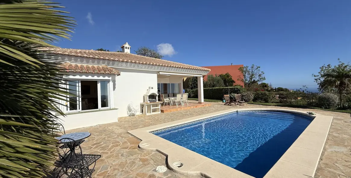 Sale of detached villa in Higueron 13