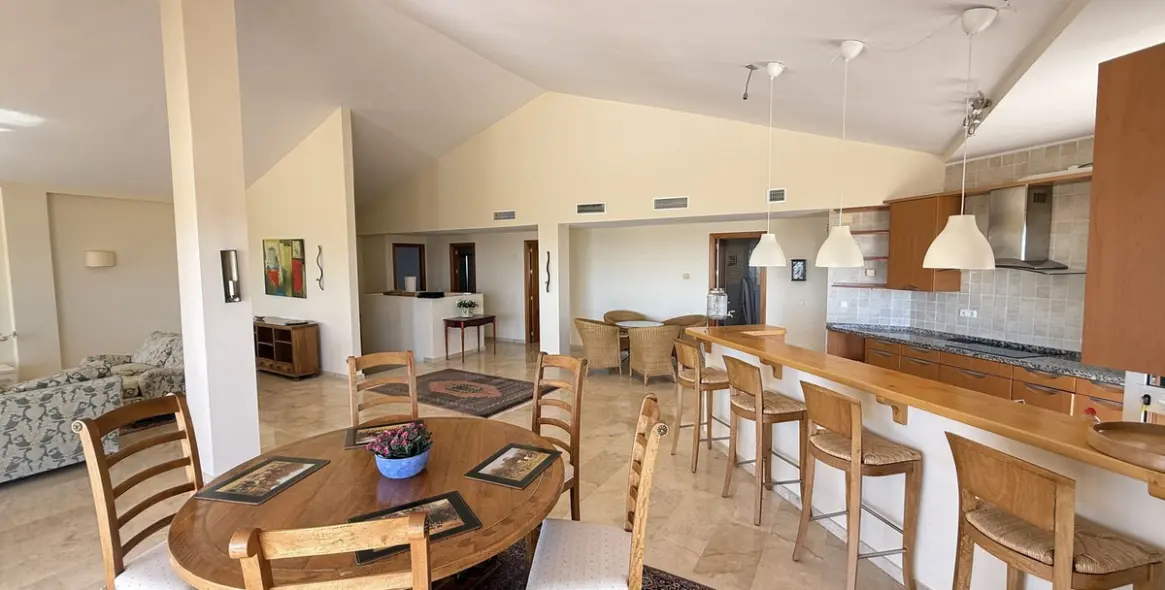 Sale of detached villa in Higueron 15
