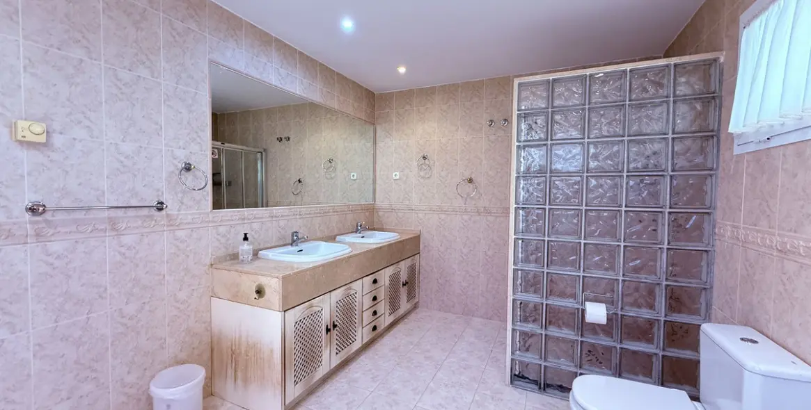 Sale of detached villa in Higueron 18