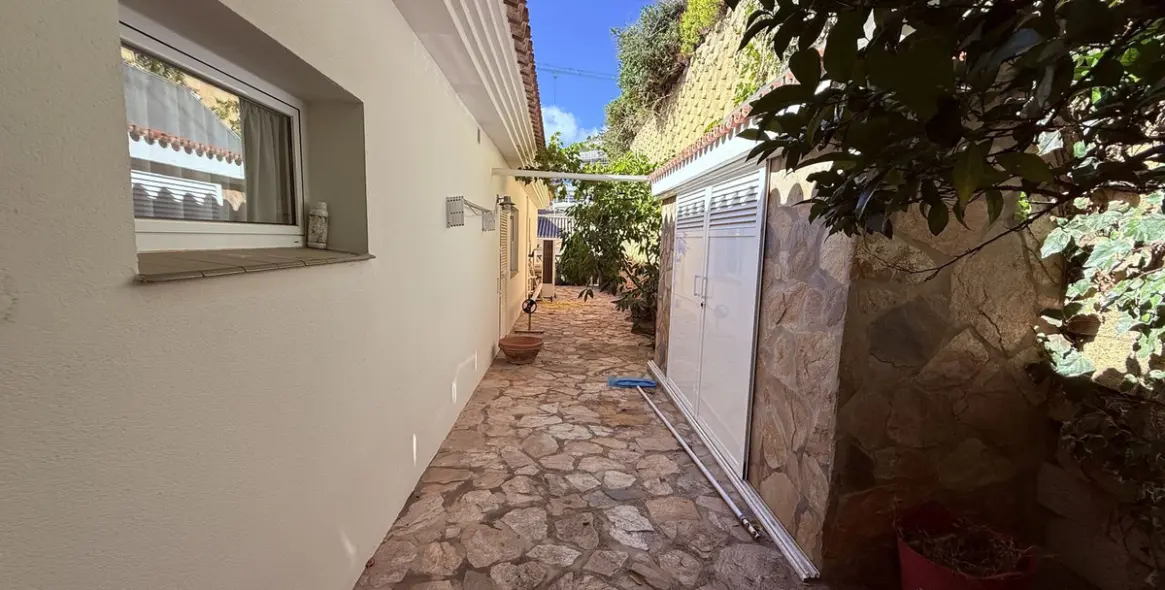 Sale of detached villa in Higueron 21