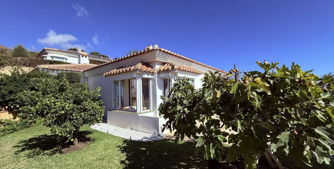 Sale of detached villa in Higueron 25