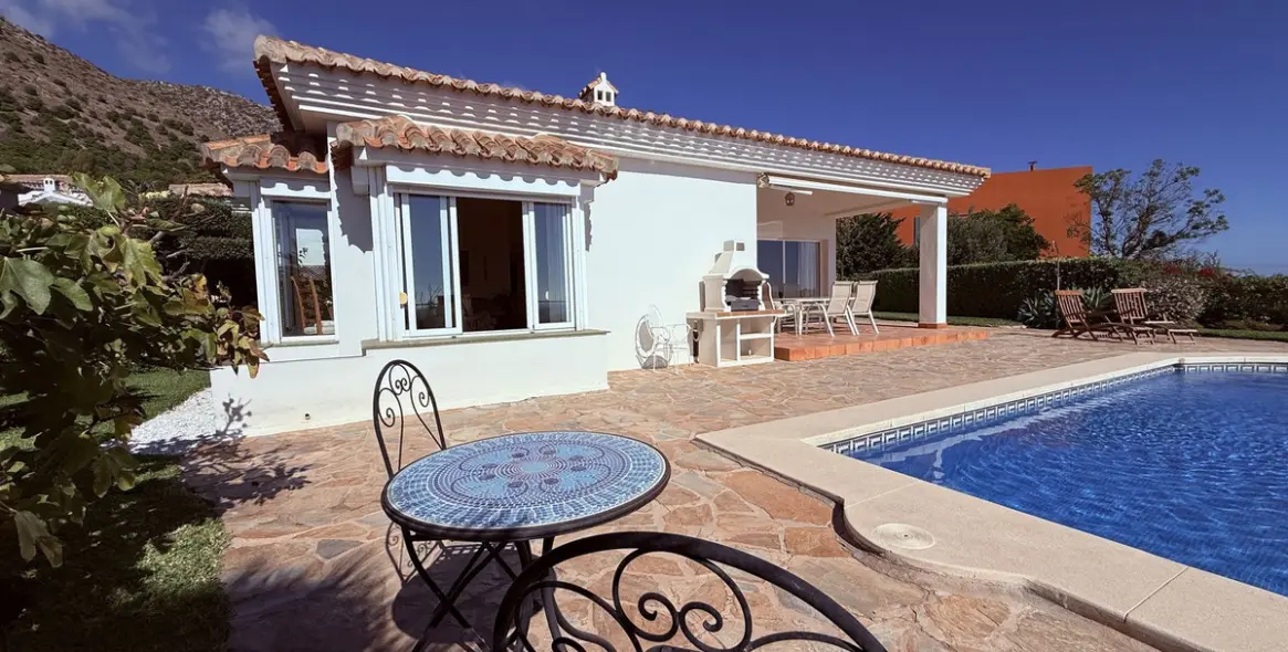 Sale of detached villa in Higueron 26