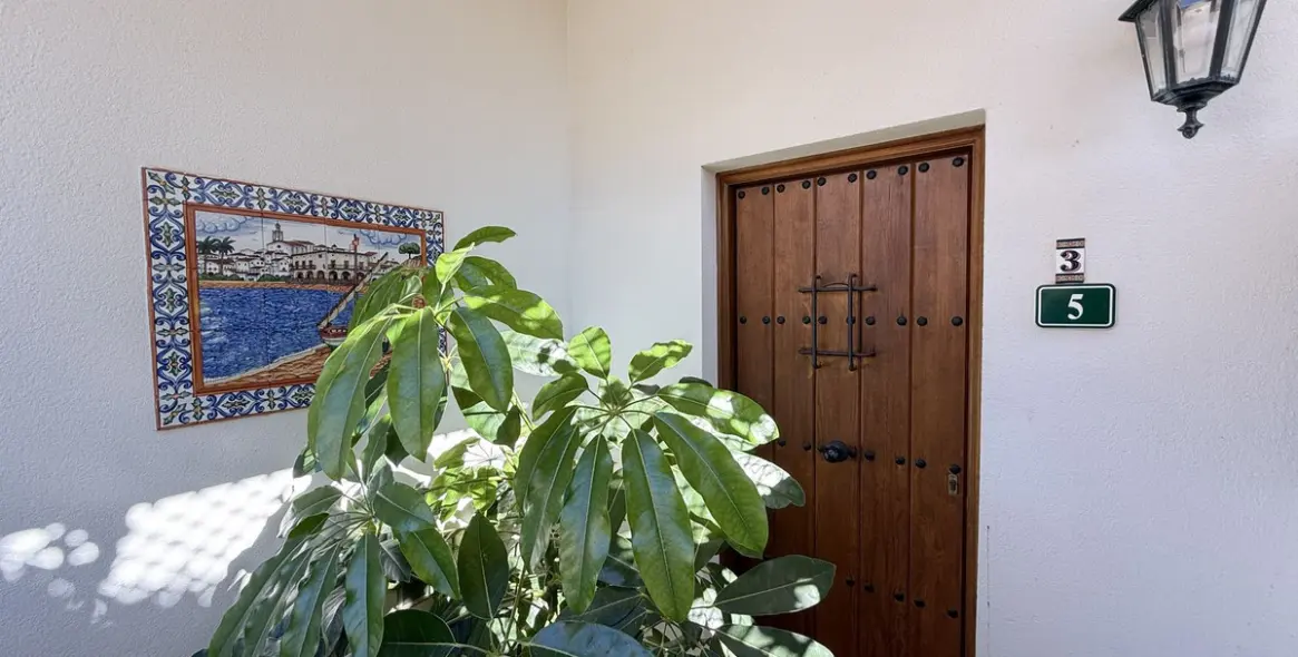 Sale of detached villa in Higueron 27