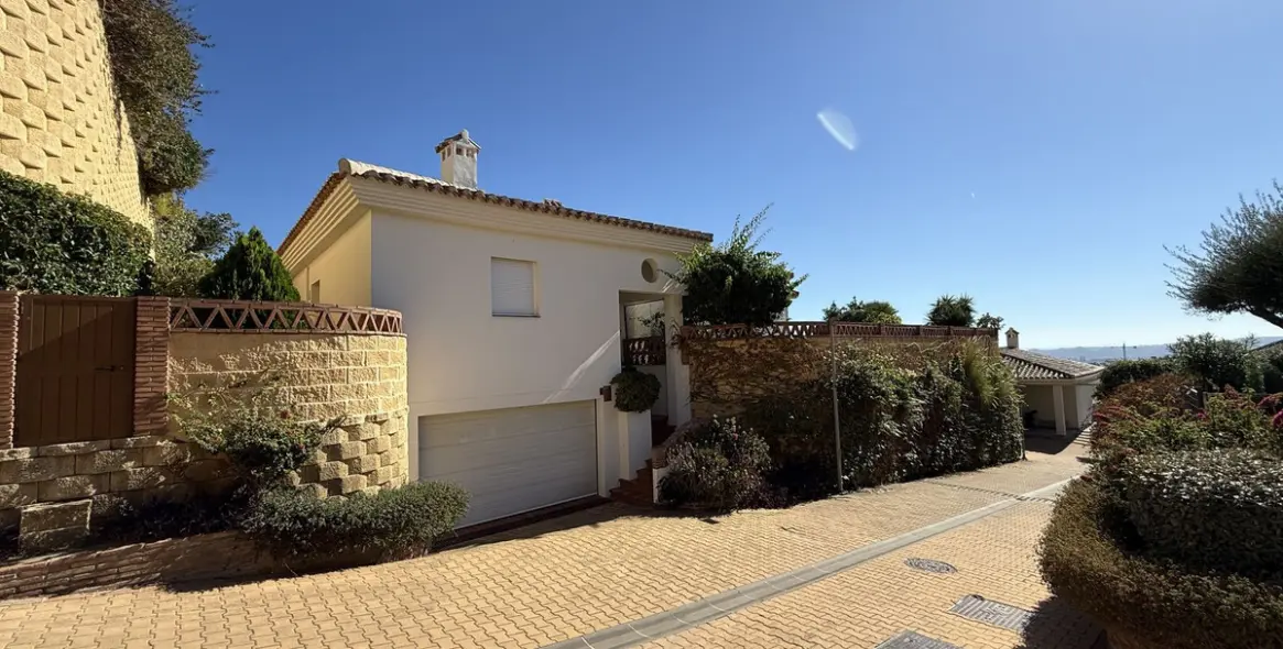 Sale of detached villa in Higueron 29