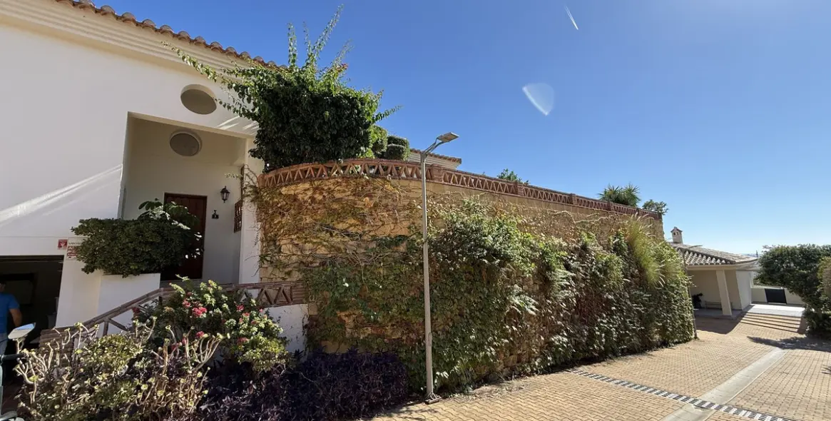 Sale of detached villa in Higueron 30