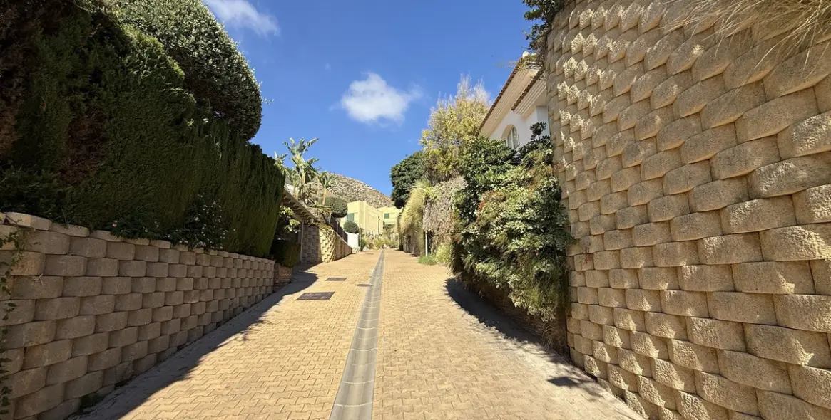 Sale of detached villa in Higueron 31