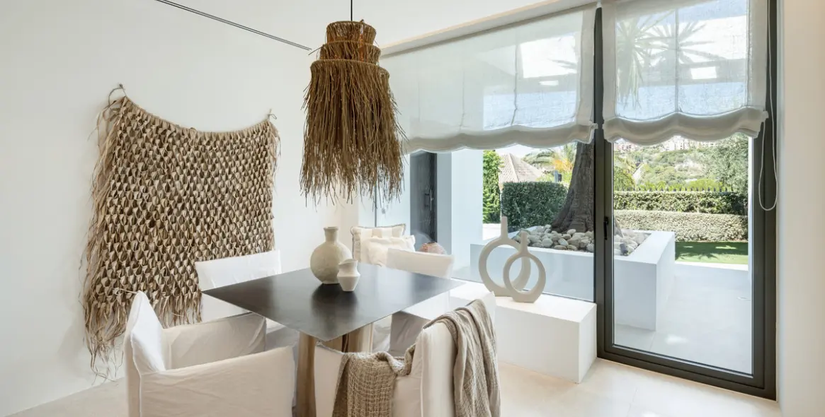 Sale of detached villa in La Quinta 28