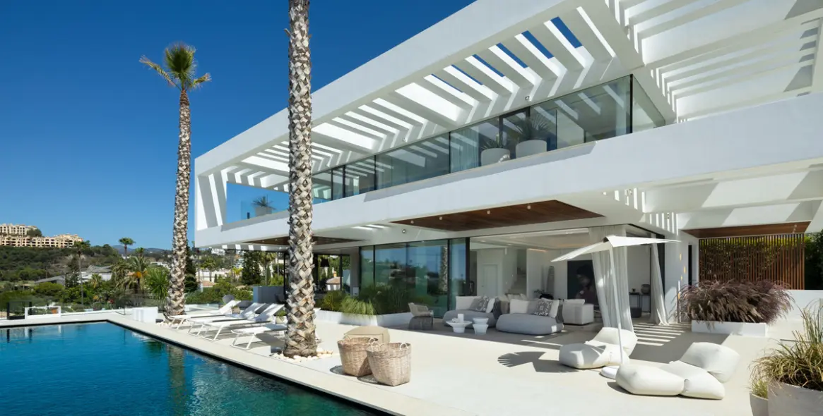 Sale of detached villa in La Quinta 33