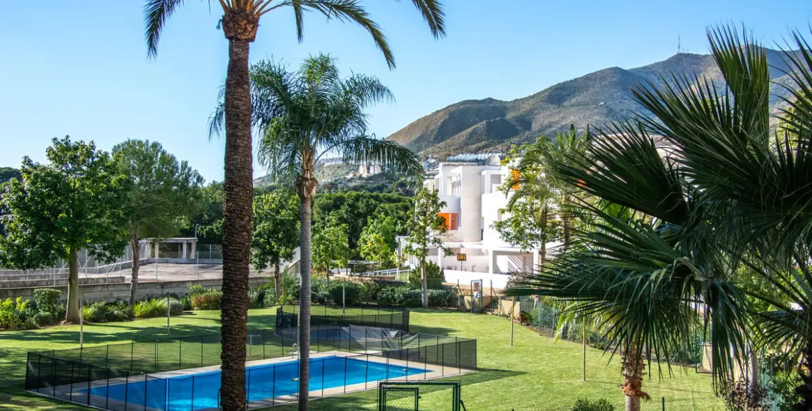 Продажа апартаментов на среднем этаже в Torrequebrada 1