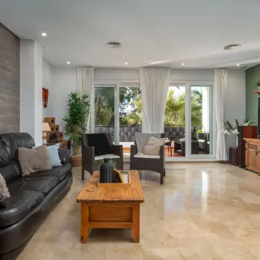 Продажа апартаментов на среднем этаже в Torrequebrada