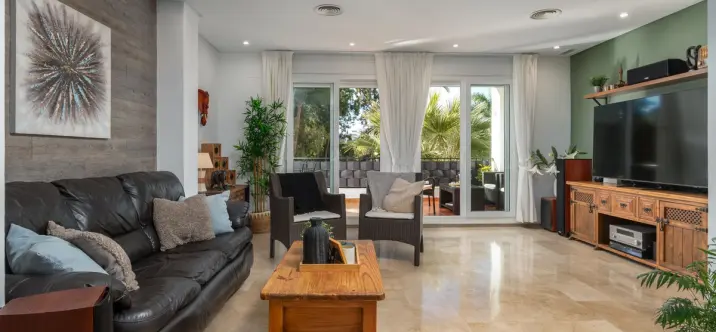 Продажа апартаментов на среднем этаже в Torrequebrada 1