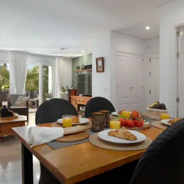 Продажа апартаментов на среднем этаже в Torrequebrada