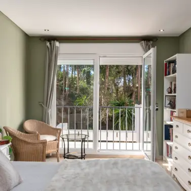 Продажа апартаментов на среднем этаже в Torrequebrada