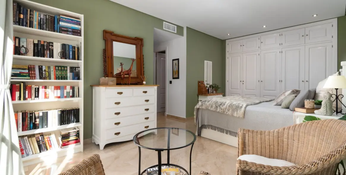 Продажа апартаментов на среднем этаже в Torrequebrada 8