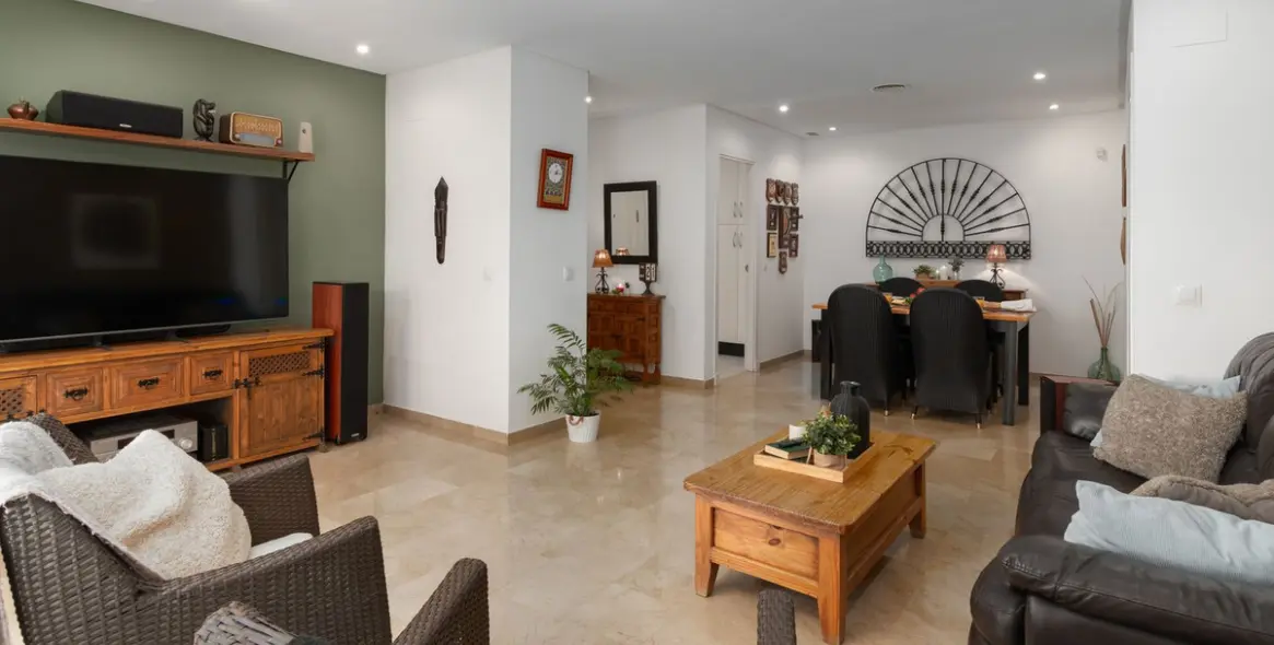 Продажа апартаментов на среднем этаже в Torrequebrada 19