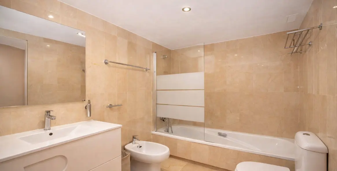 Sale of middle floor apartment in Guadalmina Alta 12