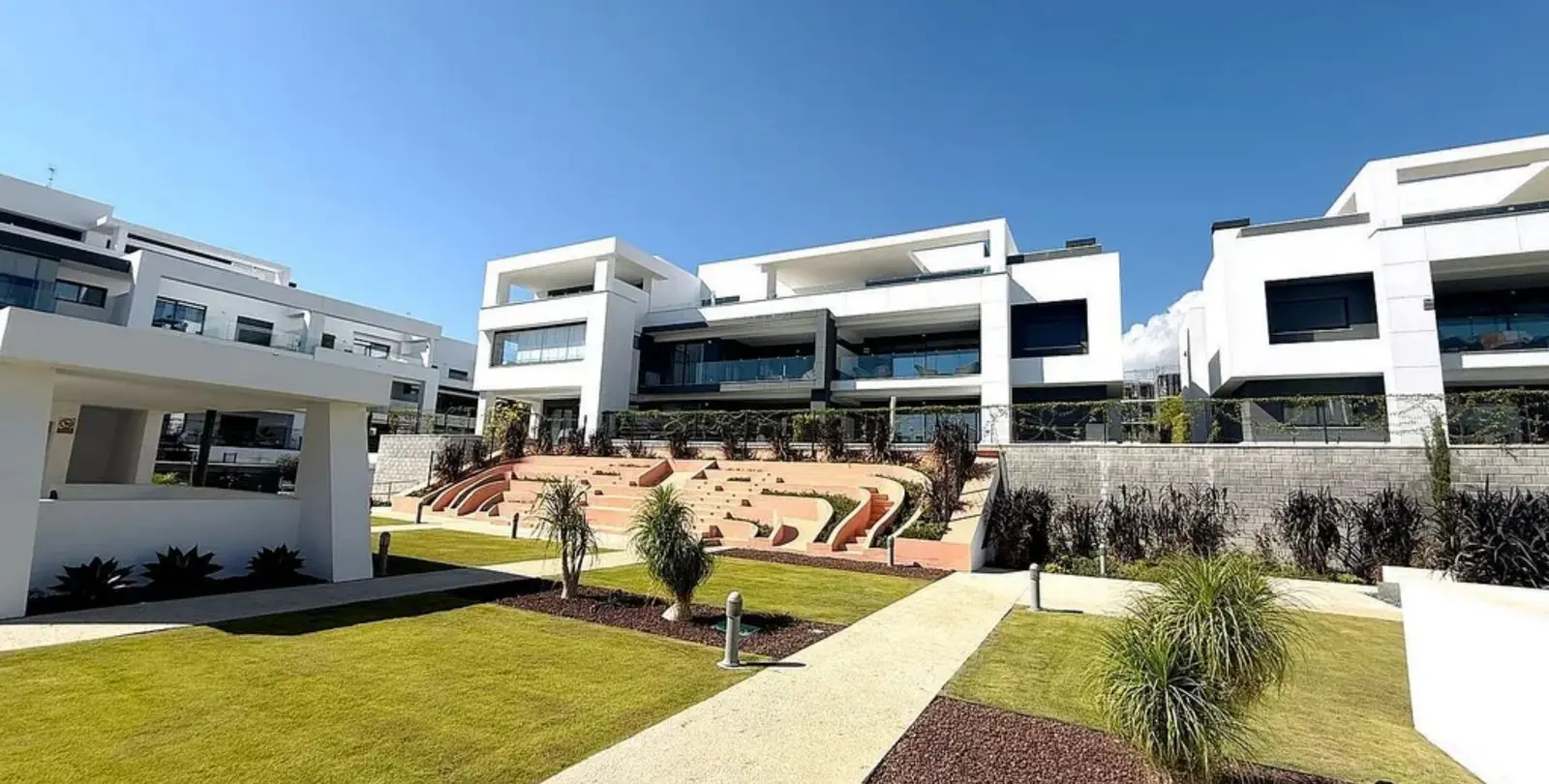 Sale of middle floor apartment in Selwo 12