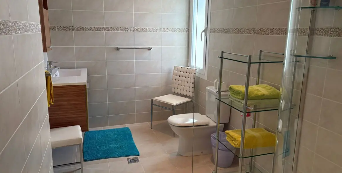 Продажа дома на две семьи в Miraflores 28