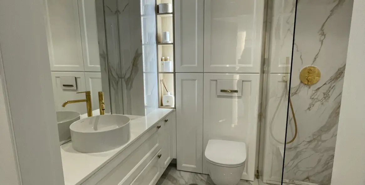 Sale of middle floor apartment in The Golden Mile 8