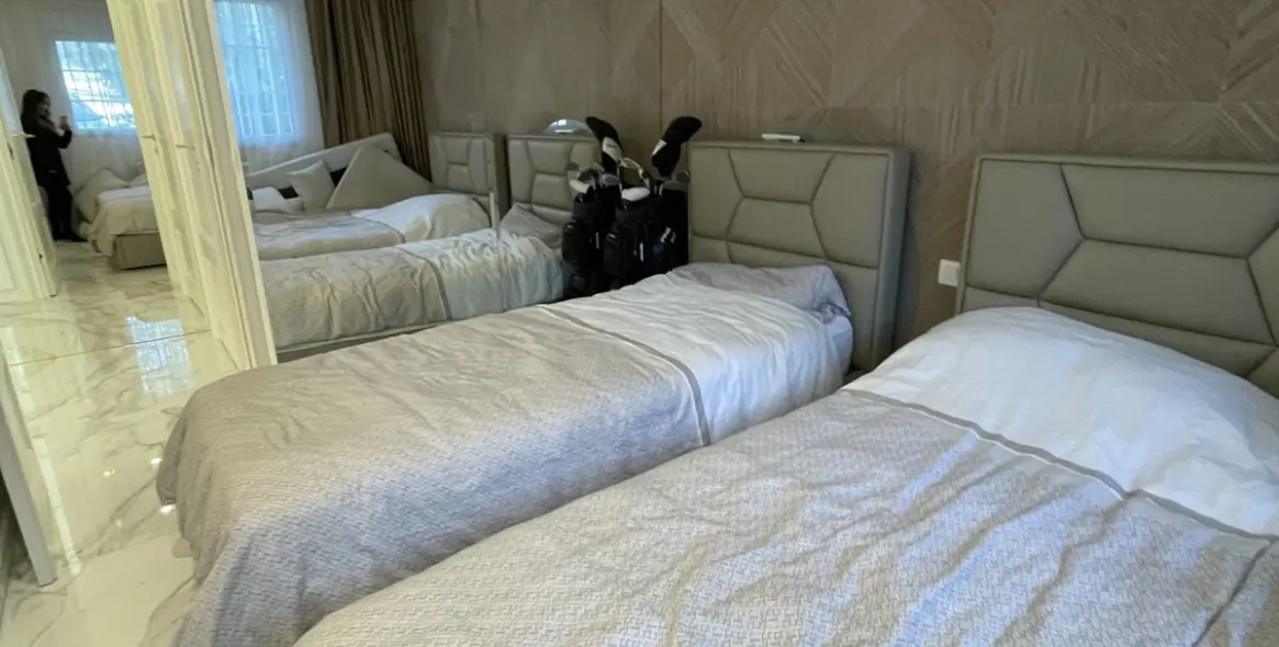 Sale of middle floor apartment in The Golden Mile 9