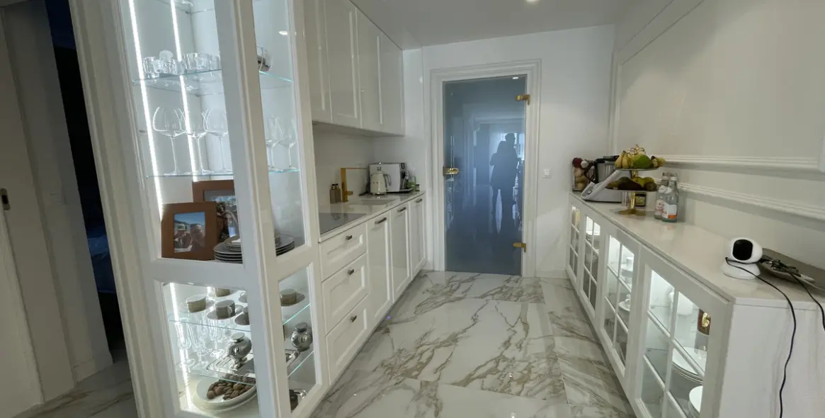 Sale of middle floor apartment in The Golden Mile 11