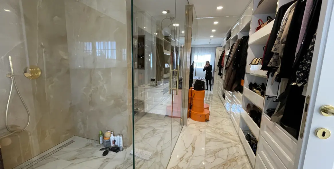 Sale of middle floor apartment in The Golden Mile 13