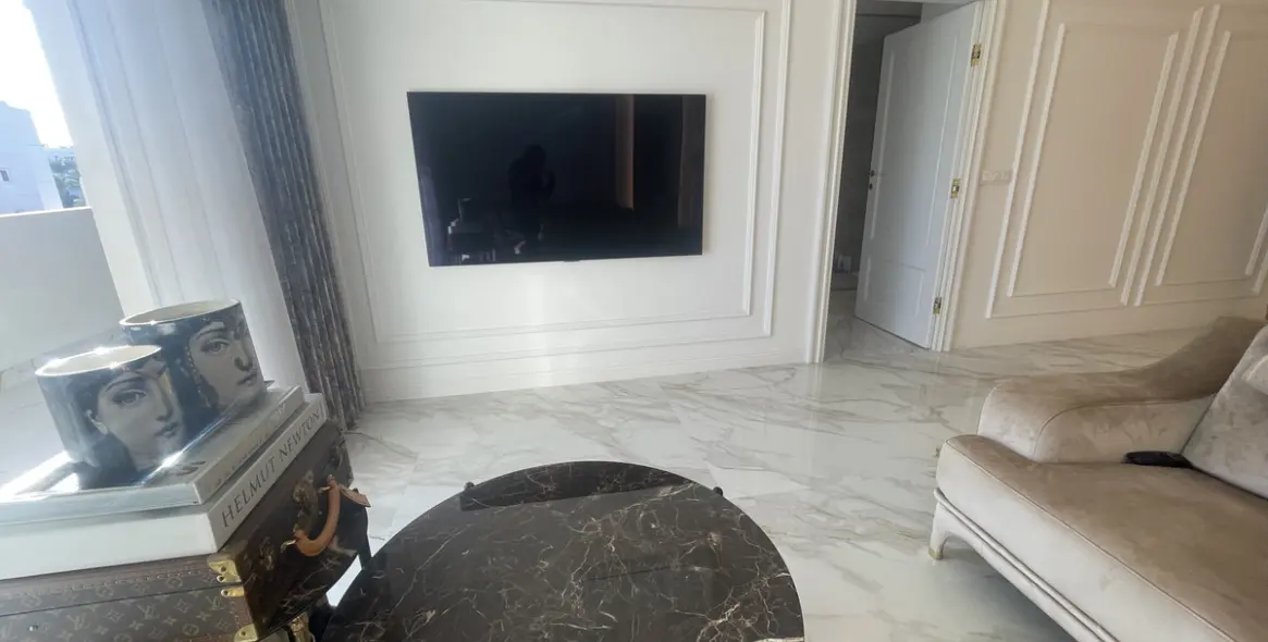 Sale of middle floor apartment in The Golden Mile 14