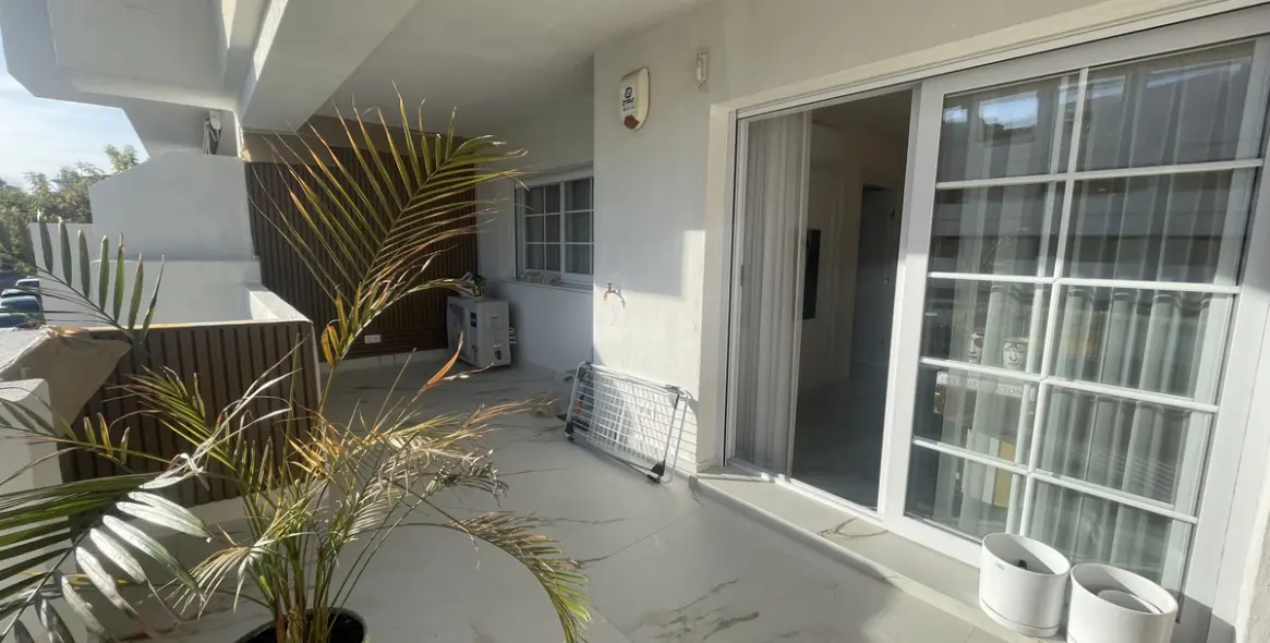 Sale of middle floor apartment in The Golden Mile 16